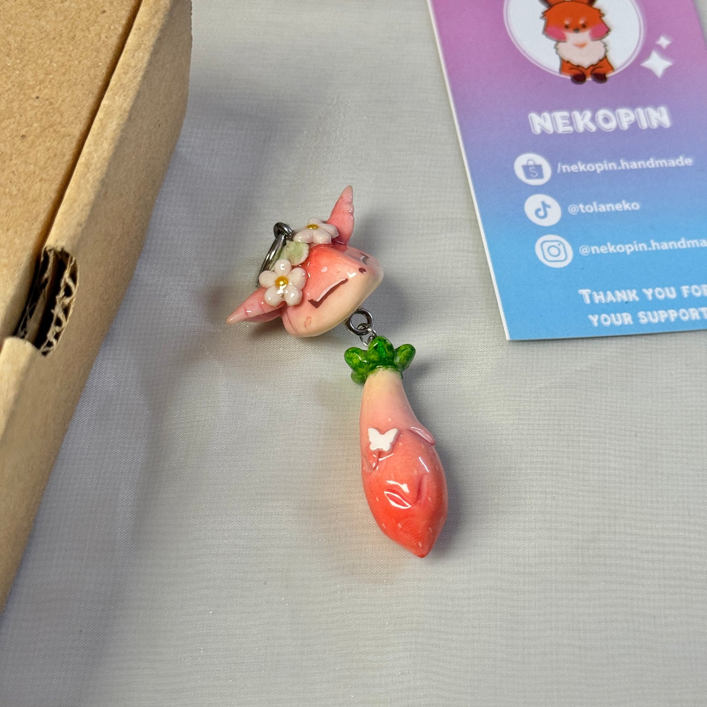 (Pre-order) STRAWBERRY FOX KEYCHAIN / PHONE CHARM