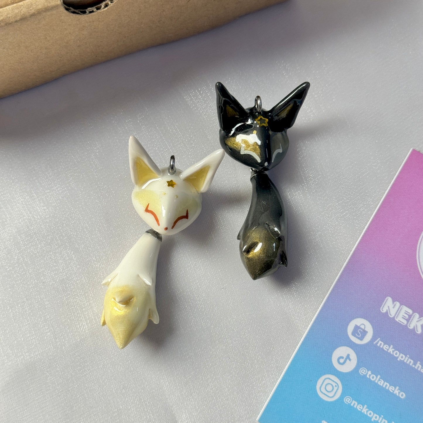 (Pre-order) DAY & NIGHT FOX KEYCHAIN / PHONE CHARM