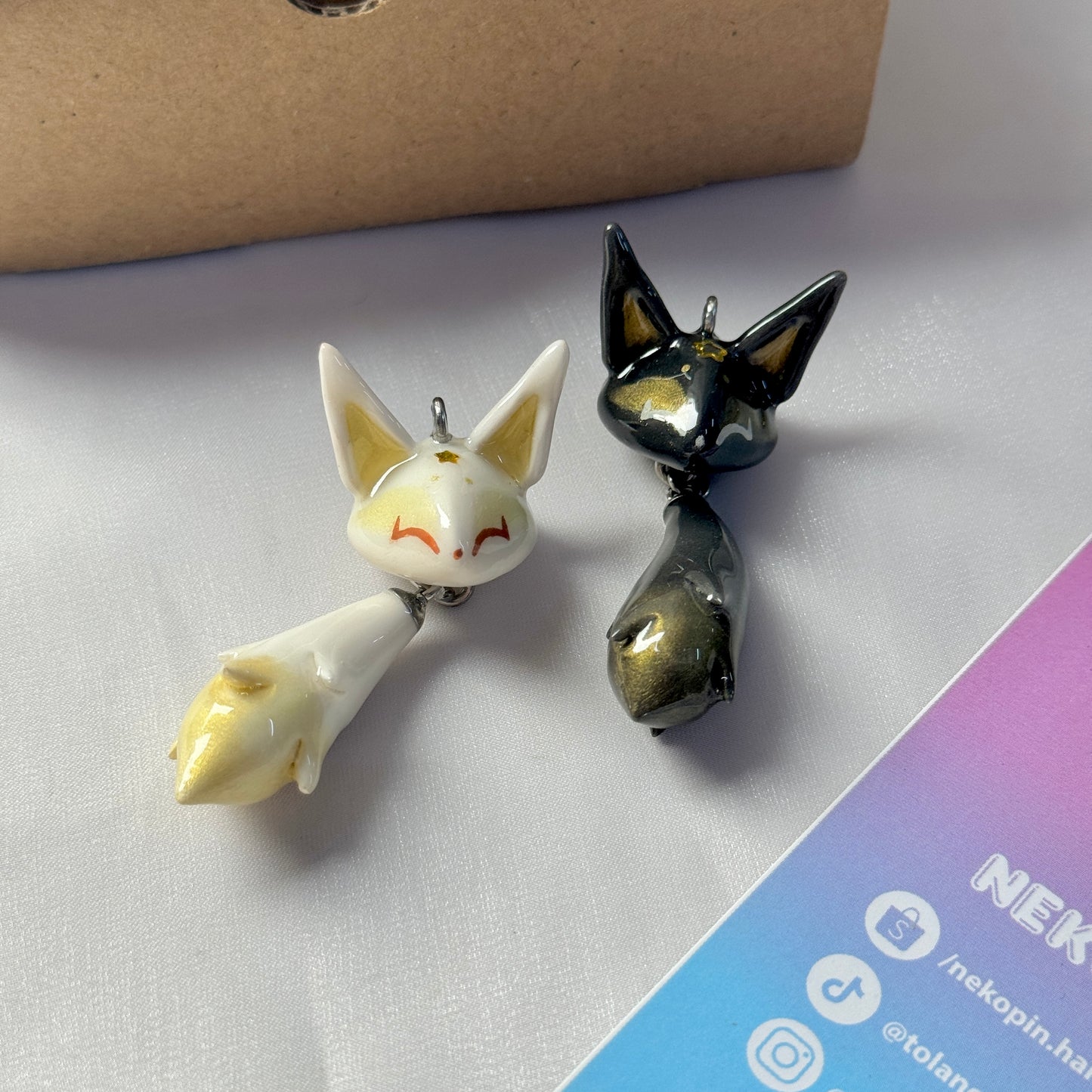 (Pre-order) DAY & NIGHT FOX KEYCHAIN / PHONE CHARM