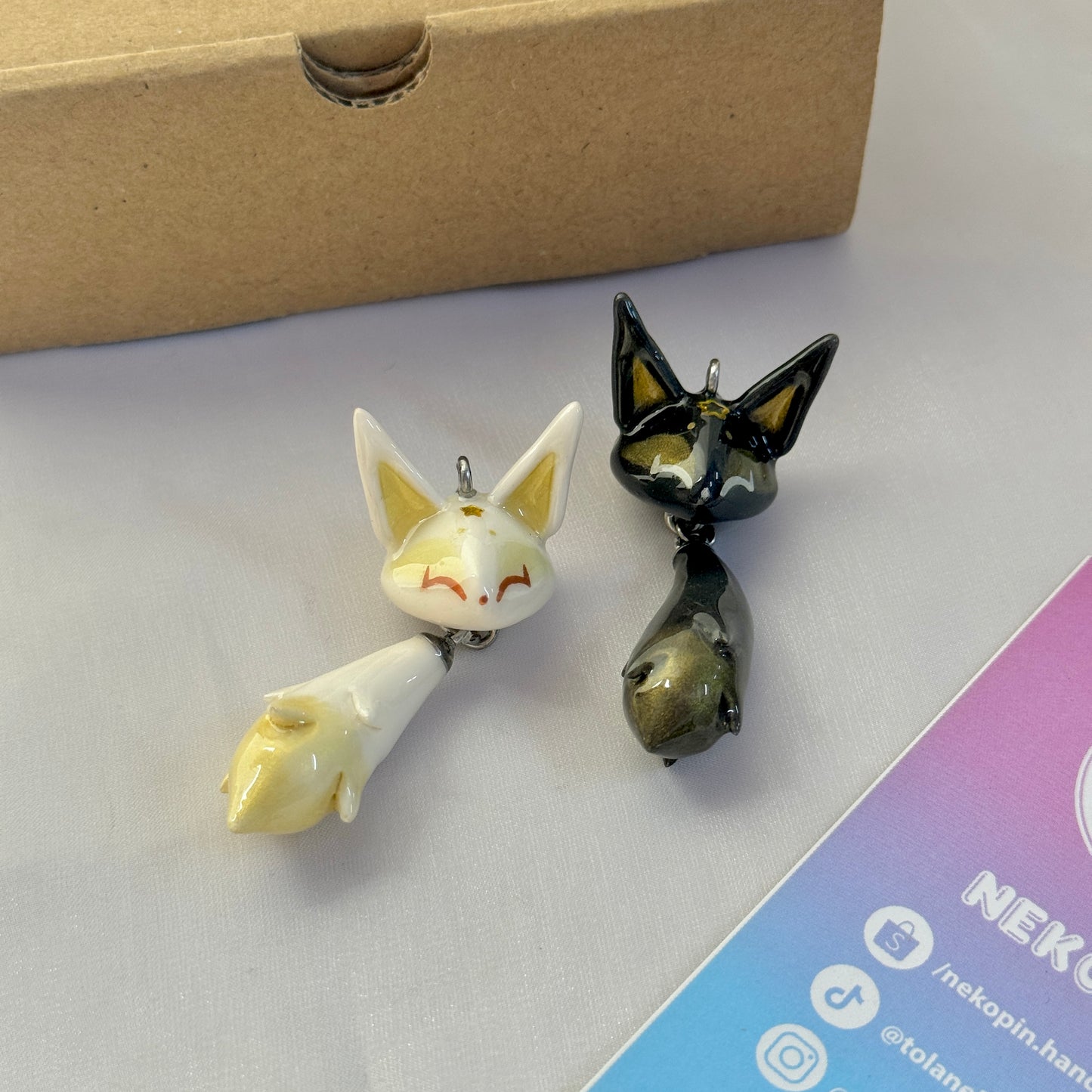 (Pre-order) DAY & NIGHT FOX KEYCHAIN / PHONE CHARM