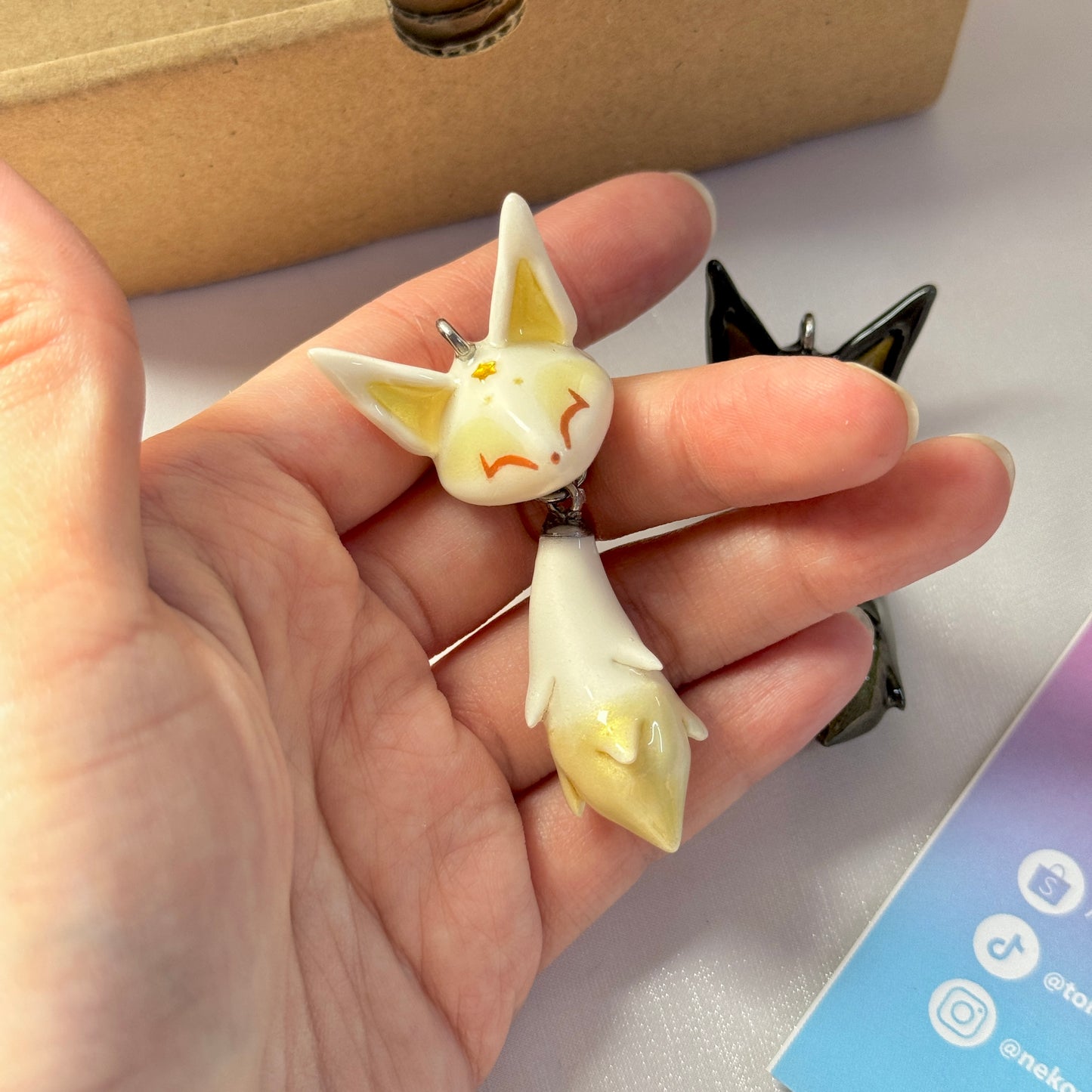 (Pre-order) DAY & NIGHT FOX KEYCHAIN / PHONE CHARM