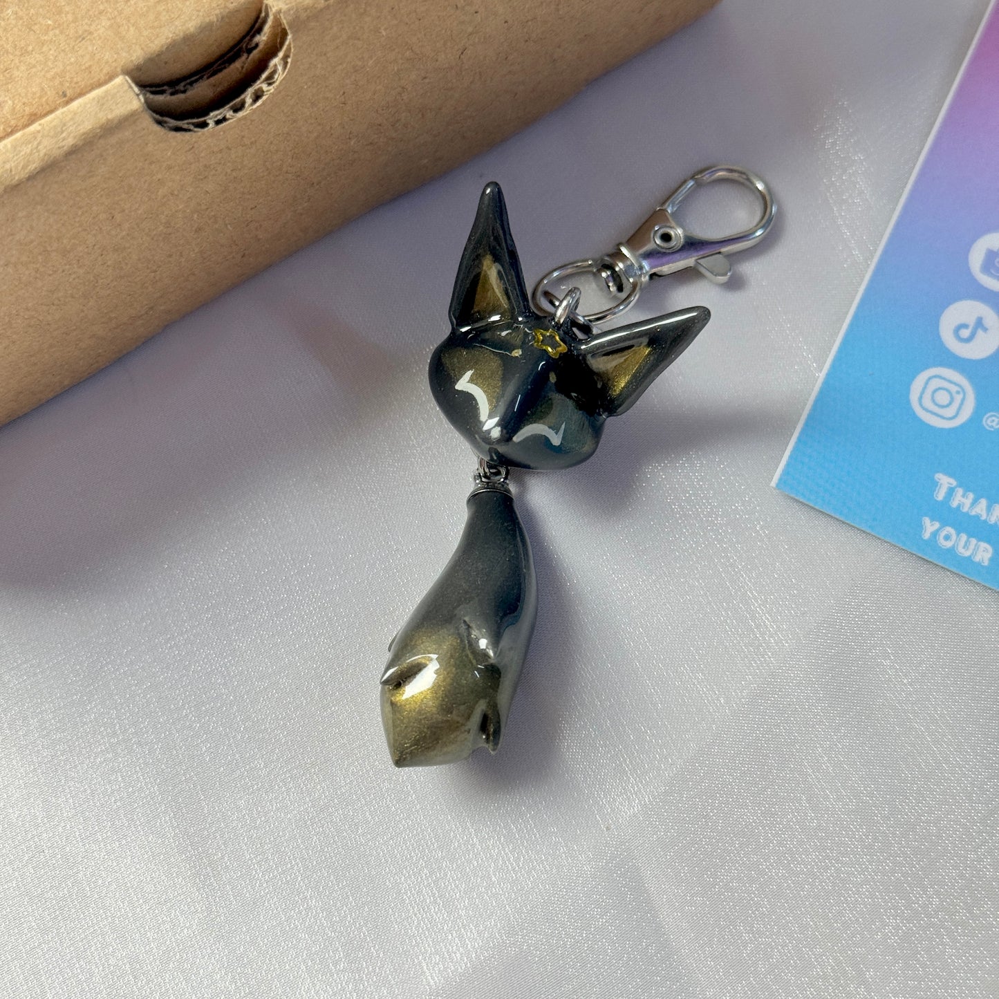 (Pre-order) DAY & NIGHT FOX KEYCHAIN / PHONE CHARM