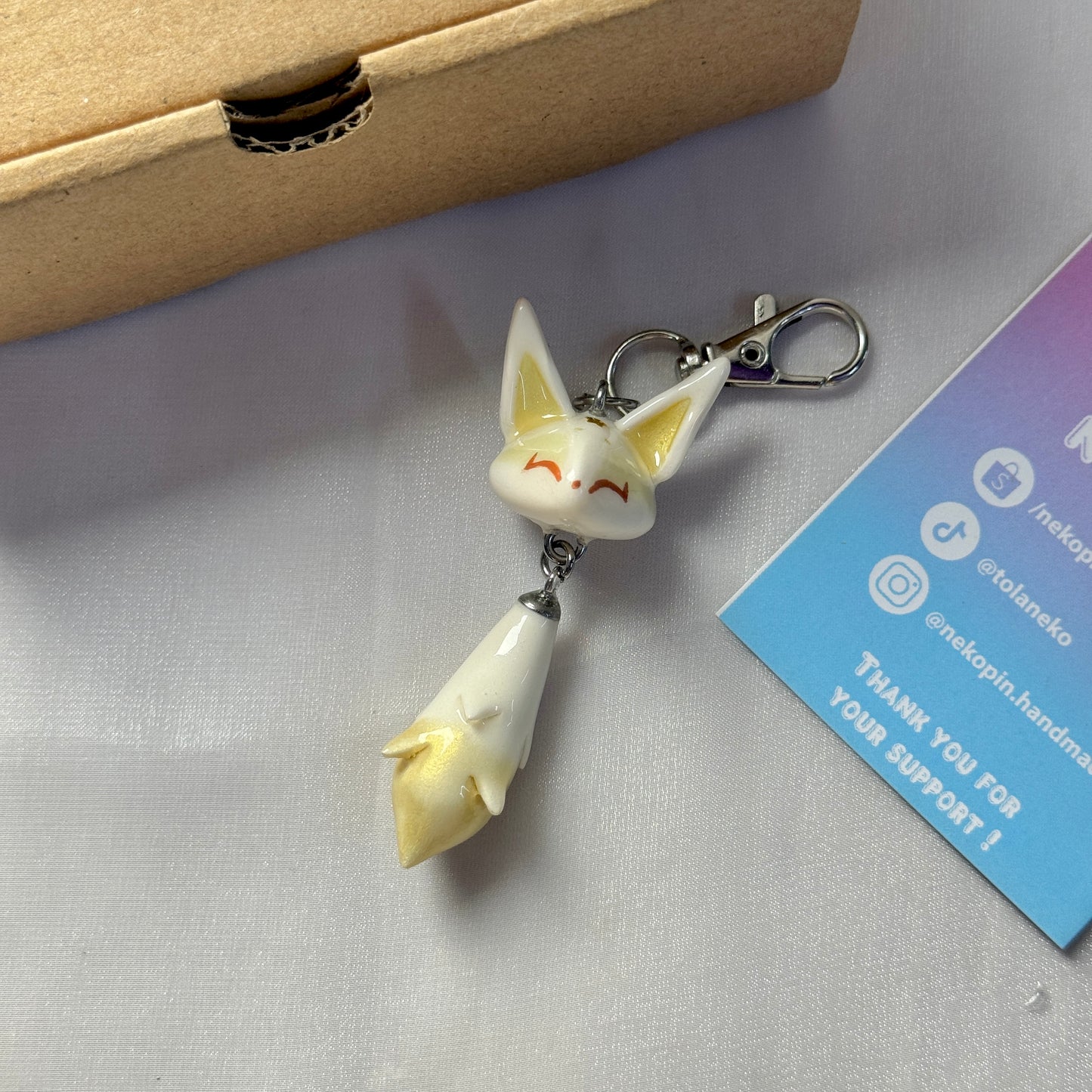 (Pre-order) DAY & NIGHT FOX KEYCHAIN / PHONE CHARM