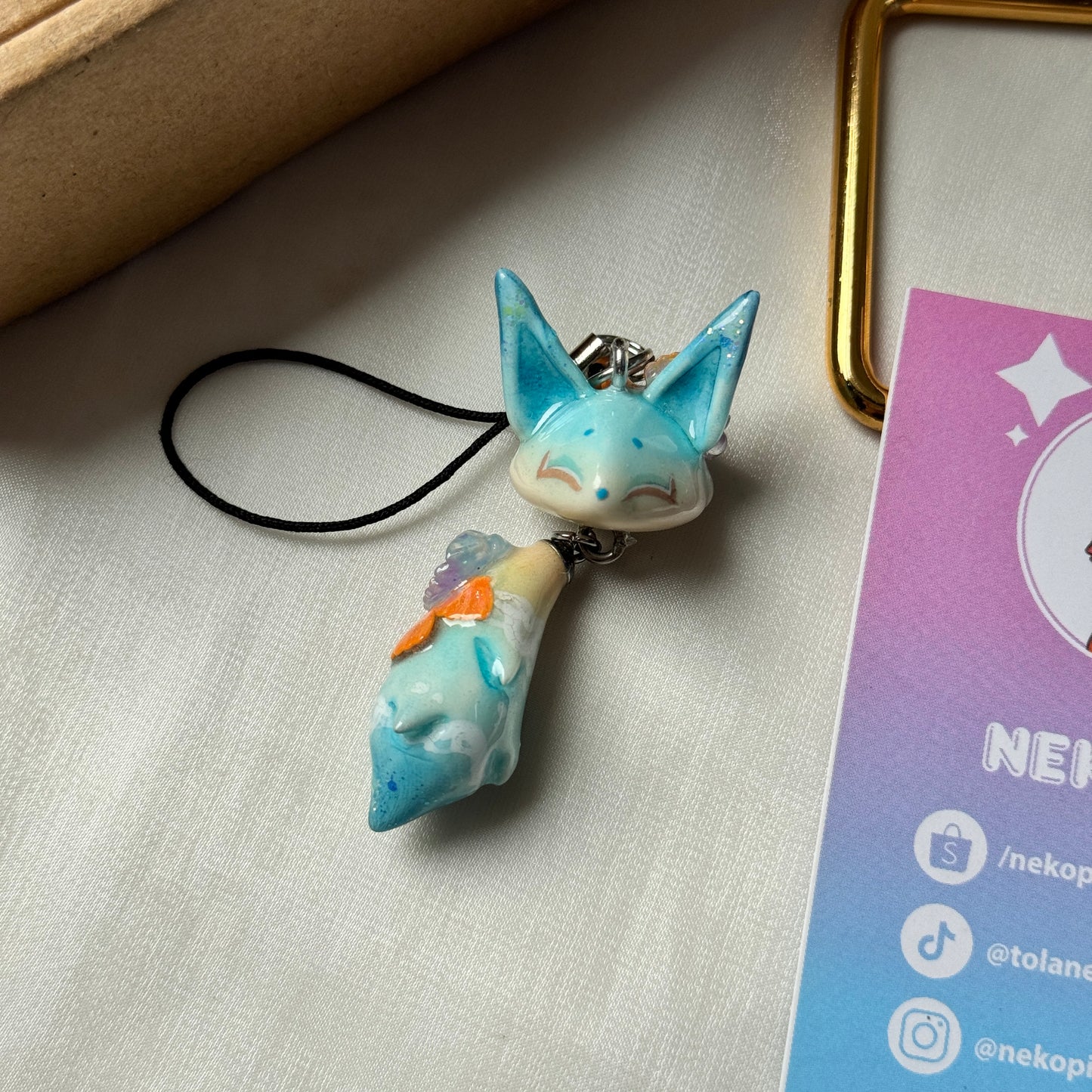 (Pre-Order) REFRESHING WAVES FOX KEYCHAIN / PHONE CHARM